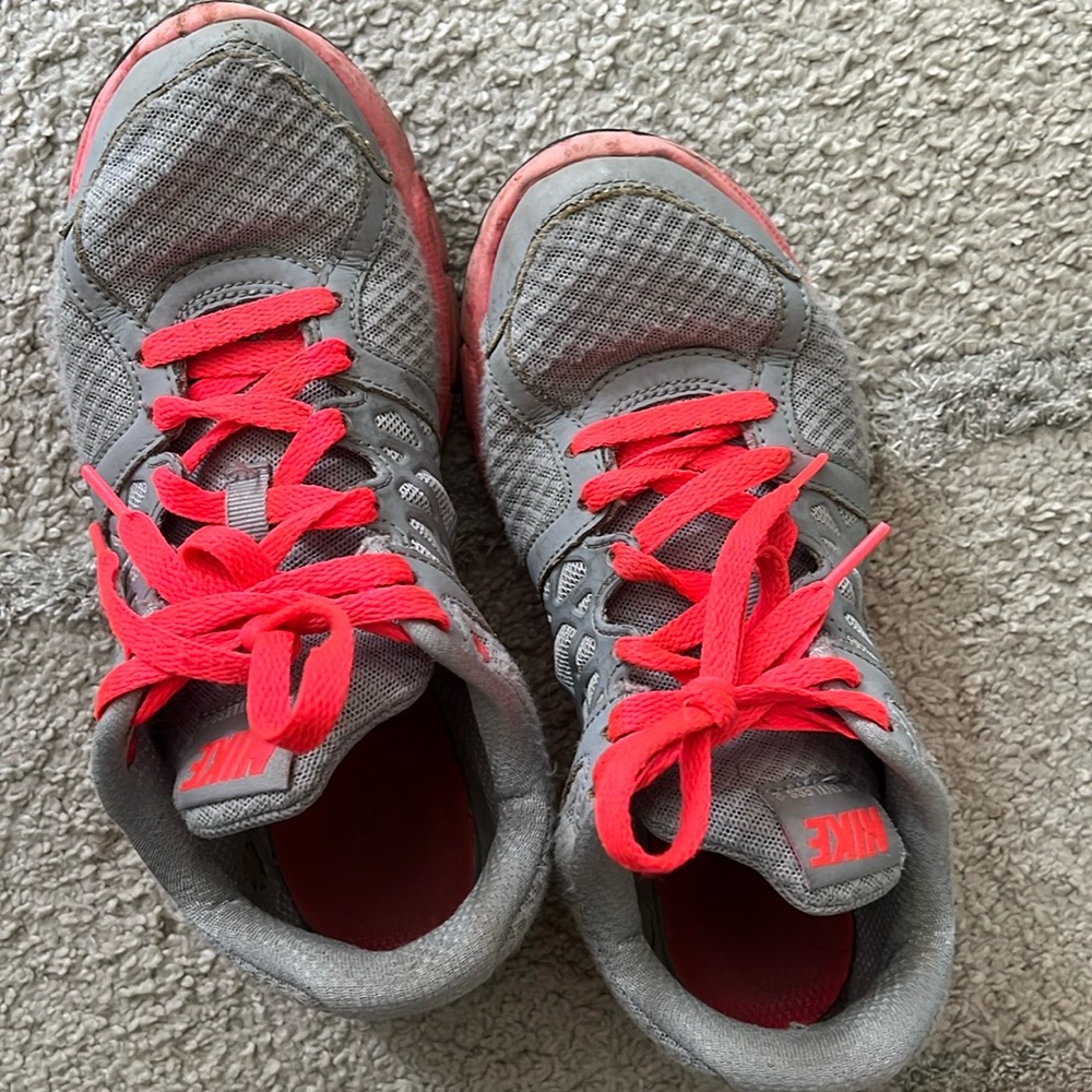 Women’s tennis shoes
